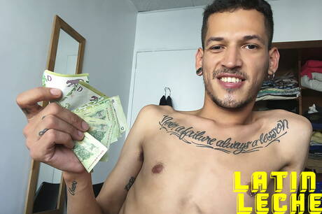 Die junge Latina Cochi wird nach dem Saugen in den Arsch gefickt