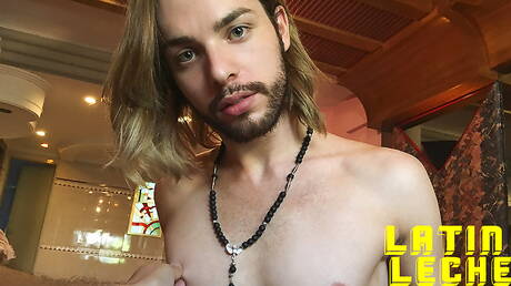 Der harte Kerl Felix und die gut gebaute Homa in einer Blowjob-Szene im Freien