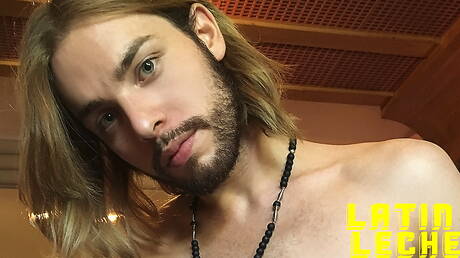 Der harte Kerl Felix und die gut gebaute Homa in einer Blowjob-Szene im Freien