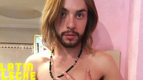 Der harte Kerl Felix und die gut gebaute Homa in einer Blowjob-Szene im Freien