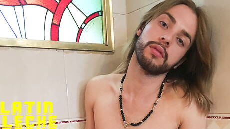 Der harte Kerl Felix und die gut gebaute Homa in einer Blowjob-Szene im Freien