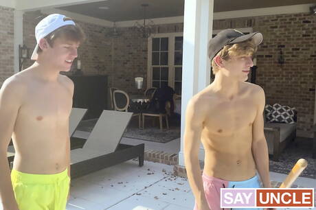 Il giovane ragazzo americano Jesse Bolton e il giovane ragazzo Jack Bailey si divertono in una bollente azione di sesso anale all