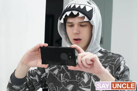 有名なアメリカ人、若いダコタ・ラヴェルとハンサムな男スコット・デマルコがお互いを犯す