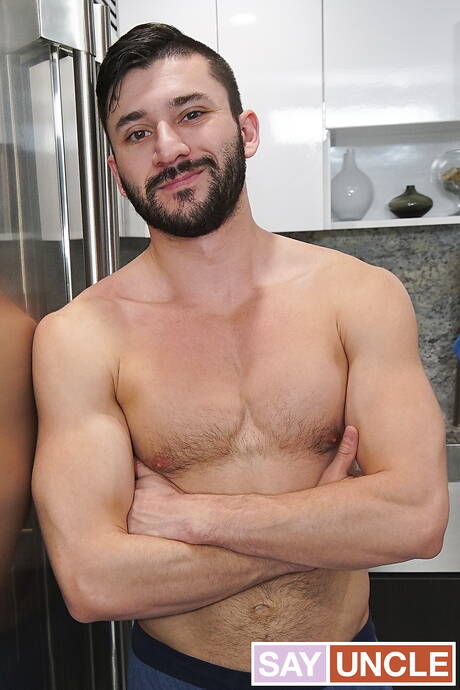 I bravi ragazzi americani Dakota Lovell e il bel fusto Scott Demarco si scopano dopo aver succhiato il cazzo in cucina