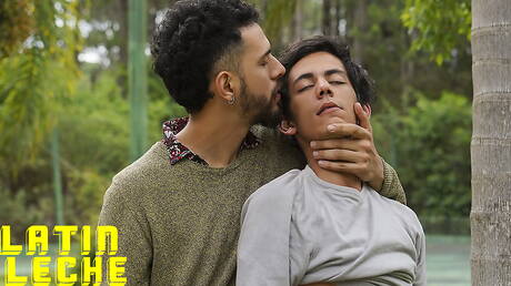 Der attraktive Felix und der attraktive Duno haben draußen eine heiße Pärchenszene