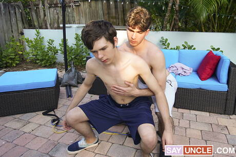 有名なアメリカ人、若い男ダコタ・ラヴェルとスタッドダニエルディーンが屋外で熱いカップルセックスをする