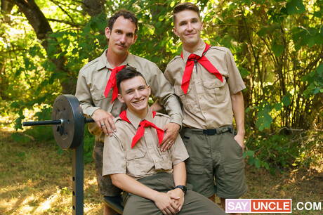 ホットボーイのグレッグ・マッケオン、コルトン・マッケオン、ジェイクブ・ワイルドが屋外で愛し合う