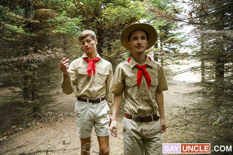 セクシーなアメリカ人、かわいい男の子サイラススタークと若いコルトンマッケオンは、外でチンポを吸った後に尻をファックします