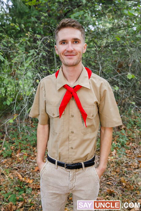 性感的美國人，漂亮的男孩賽勒斯·斯塔克和年輕的科爾頓·麥基恩在戶外吸吮雞巴後操屁股