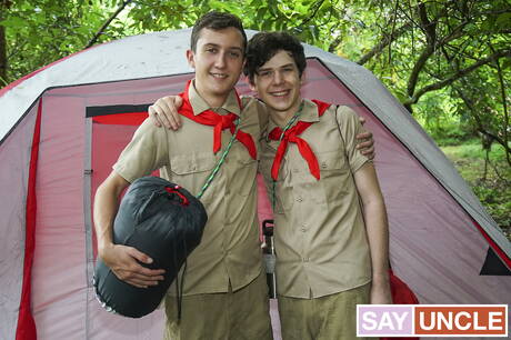 Os americanos sensuais, o twink Dakota Lovell e o jovem Jack Andram se chupando e transando ao ar livre