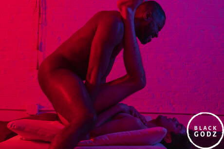 Czarnoskóry, dobrze zbudowany Lawrence Portland i młody Inaki uprawiają gorący seks