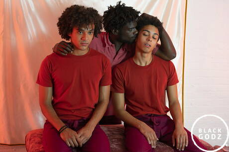 Les copains coquins Devin Trez, Marcus Labronx et Derek Cline dans un trio de sexe hard