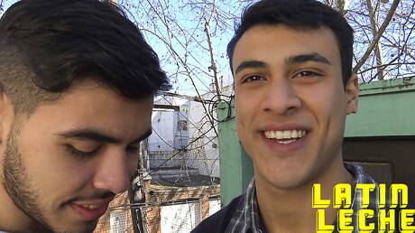 Der attraktive Nicolas und der kräftige Bruno haben heißen Sex im Freien