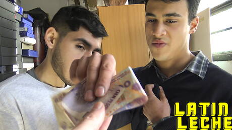 Der attraktive Nicolas und der kräftige Bruno haben heißen Sex im Freien