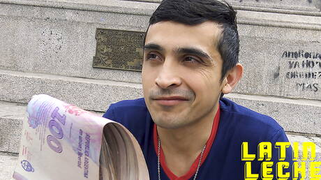 Knappe Latijns-Amerikaanse Wally in een pikzuigscène buiten