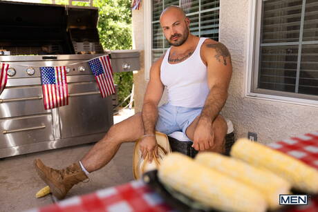 Muskularny Cristiano i krzepki facet Nick Cranston uprawiają gorący seks na zewnątrz