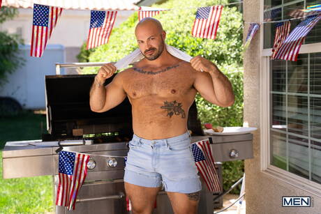 強壯的克里斯蒂亞諾和強壯的男人尼克克蘭斯頓在戶外享受激情性愛