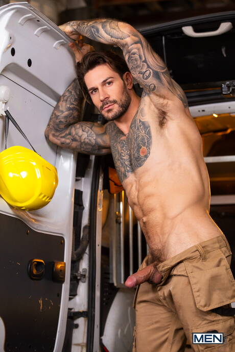 ラテン系のハスキーな男、ポル・プリンスとアメリカ人ボディビルダーのパピ・コシックがフェラチオ後にアナルファック