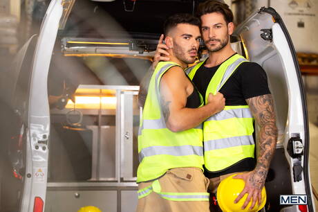 O latino Pol Prince e o fisiculturista americano Papi Kocic fodem a bunda depois do boquete