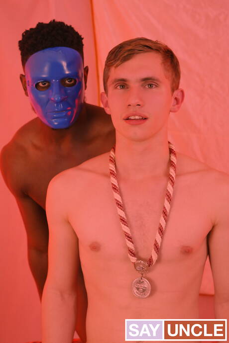 Amerykański piękny chłopiec Darron Bluu i dobrze zbudowany Tyjon w czarnym na białym seksie analnym