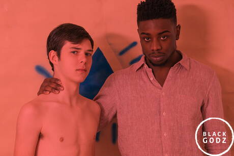 Amerykański przystojniak Dakota Lovell i dobrze zbudowany Tyjon uprawiają dobry międzyrasowy seks