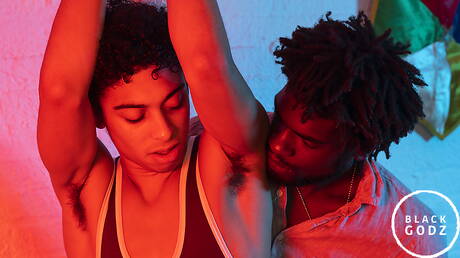 Czarny przystojniak Devin Trez i gorący młodzieniec Marcus Labronx w sesji bondage