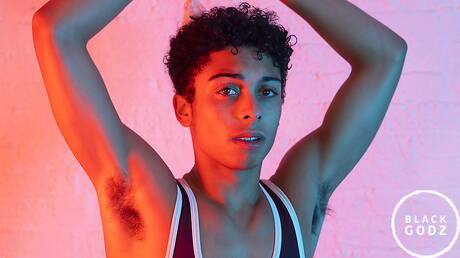 Czarny przystojniak Devin Trez i gorący młodzieniec Marcus Labronx w sesji bondage