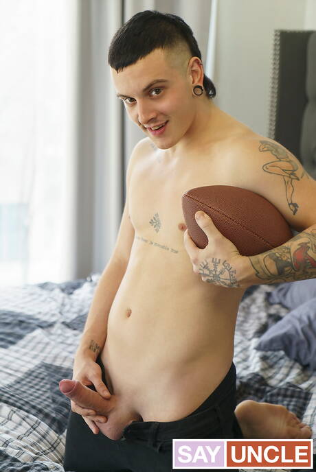 愛德華特蘭特 (Edward Terrant)、馬庫斯凱奇 (Markus Kage)、哈維西德 (Harvey Sid) 和詹姆斯 (James) 的群交場景