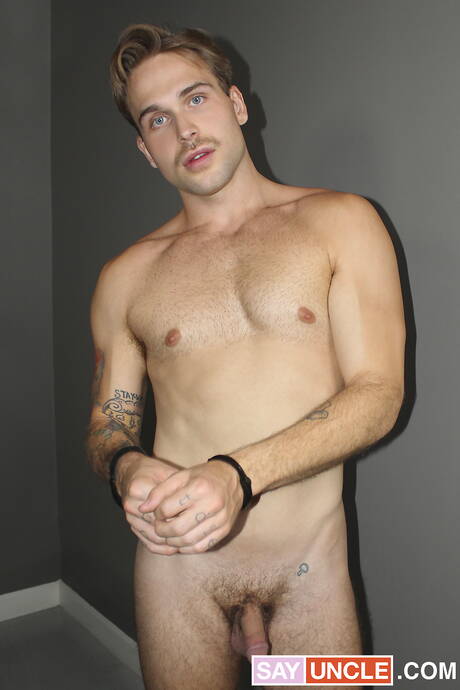 Les beaux mecs américains musclés Jack Hunter et le beau mec Trent Marx ont des relations sexuelles anales