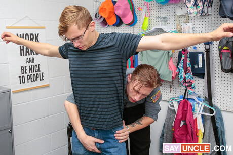 Heiße Amerikaner, der junge Darron Bluu und der junge Cole Church ficken in den Arsch, nachdem sie Schwänze gelutscht haben