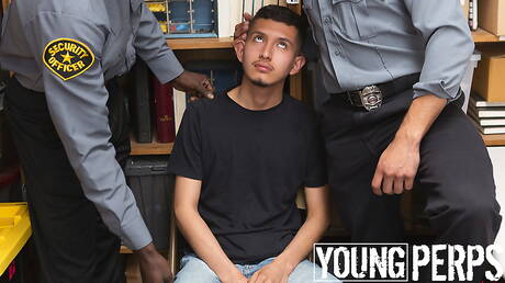 Czarny, dobrze zbudowany Mike Maverick i piękny chłopak Amun Ra ruchają się po międzyrasowym fellatio