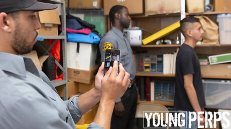 Czarny, dobrze zbudowany Mike Maverick i piękny chłopak Amun Ra ruchają się po międzyrasowym fellatio