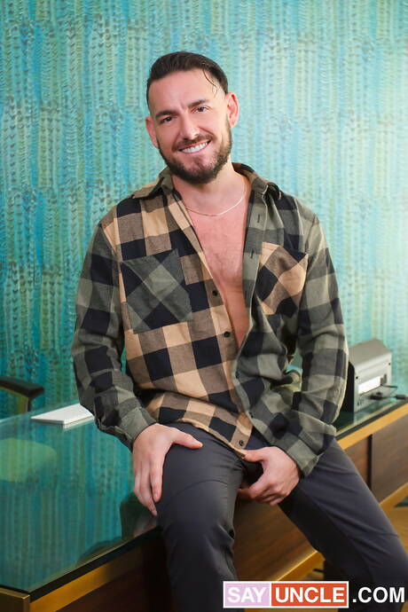 ホットなアメリカ人のタフガイ、デレク・アレンと雄牛のトニー・ジーニアスが異人種間のアナルセックスをする