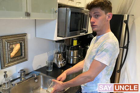 加拿大大力士Manuel Skye和加拿大帥哥Edward Terrant在廚房吸吮後操屁股