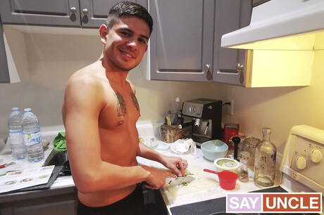 Il bel ragazzo costaricano Alex Montenegro e il bel ragazzo canadese William Moore in una scena di pompino