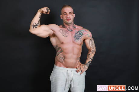 Americani sexy, il giovane Rob Quin e il toro Davin Strong si succhiano e si scopano a vicenda