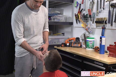 Lo stallone americano President Oaks e il bellissimo ragazzo canadese Peter Pounder si scopano il culo dopo aver succhiato il cazzo