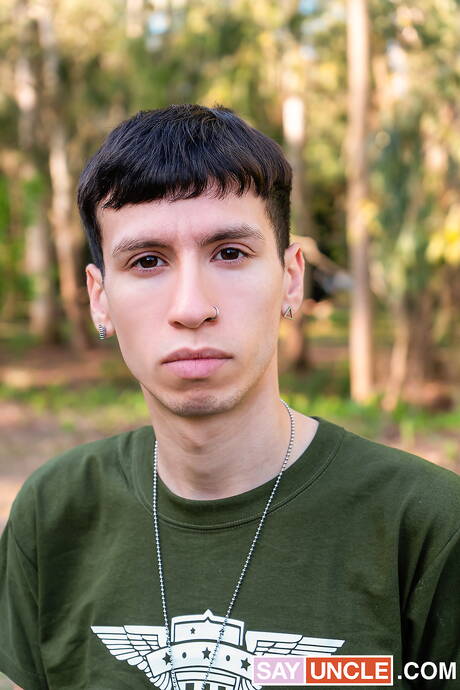 Vincent Landi, Antu Burghos, Faisul Bittar, Giorgio Angelo, Cesar, Claude und Viktor Muller nehmen draußen an einer Orgie teil