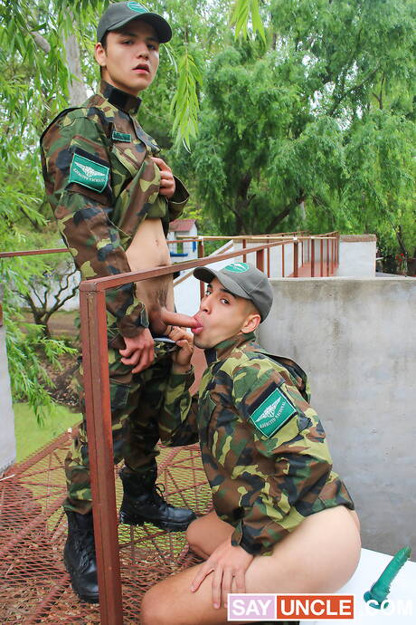 Der heiße Twink Aaron Vigo und der heiße amerikanische Twink Leonel Russel lutschen und vögeln sich draußen