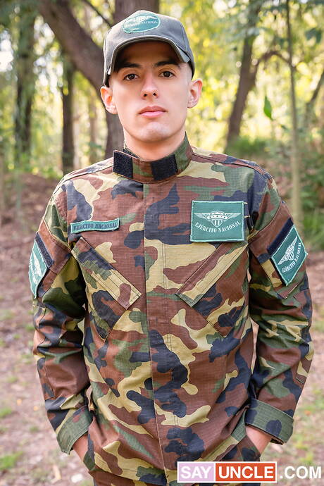 Latijns-Amerikaanse jongeman Sly Conan en jonge Nathan Gulit neuken elkaar na een pijpbeurt buiten