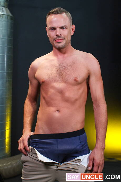 Podnieceni faceci Trent Summers, Dakota Lovell i Cole Church uprawiają gorący seks w trójkącie