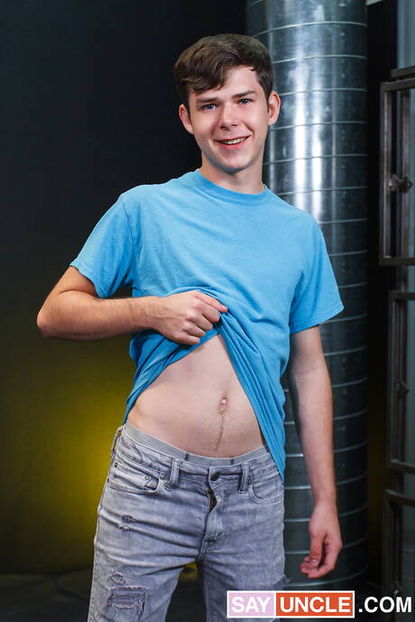 Podnieceni faceci Trent Summers, Dakota Lovell i Cole Church uprawiają gorący seks w trójkącie