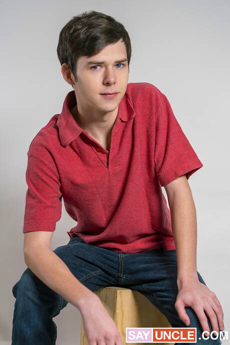 Podnieceni faceci Trent Summers, Dakota Lovell i Cole Church uprawiają gorący seks w trójkącie