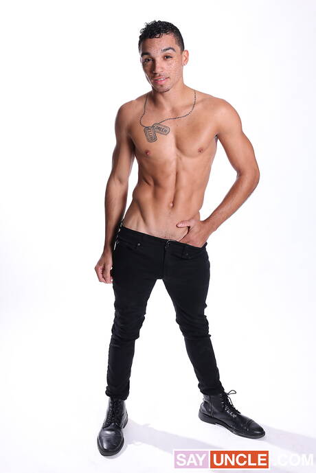 Gli spudorati Aaron Trainer, Amone Bane e Sam Ledger in un bollente sesso anale a tre interrazziale