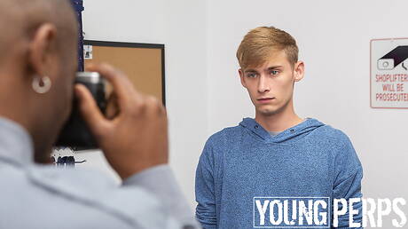 Young Perps: Husky guy Ethan Thomson and american young Oliver Star have interracial anal sex