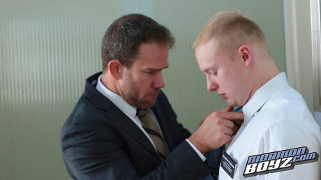 Dwóch dobrze zbudowanych Amerykanów, starszy Peterson i superogier Ryan Wilcox uprawiają dobry seks oralny