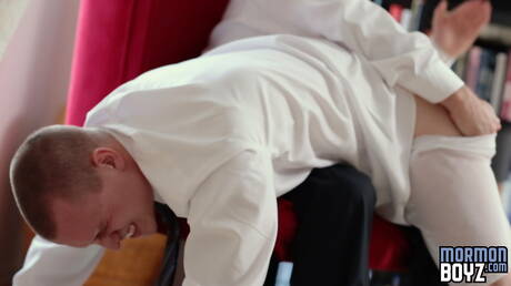 Der amerikanische Superhengst Tommy Regan und der muskulöse Präsident Woodruff bei einer Arsch-Spanking-Session