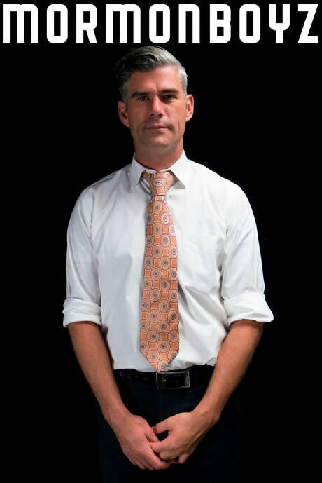 Gli amici focosi Elder Dobrovnik, Max Sargent e il presidente Oaks si godono un trio