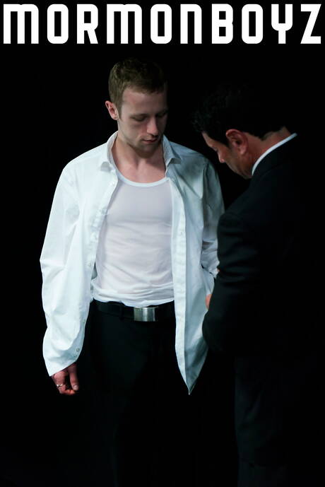 Hot american guys young boy Austin Everett and beefy President Oaks doing a handjob