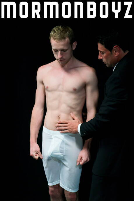 Hot american guys young boy Austin Everett and beefy President Oaks doing a handjob